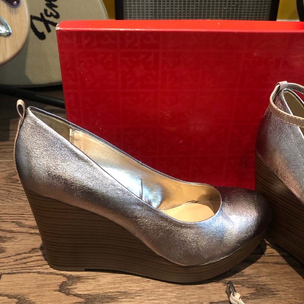 R2 Pewter Heels - NIB - Size 9
